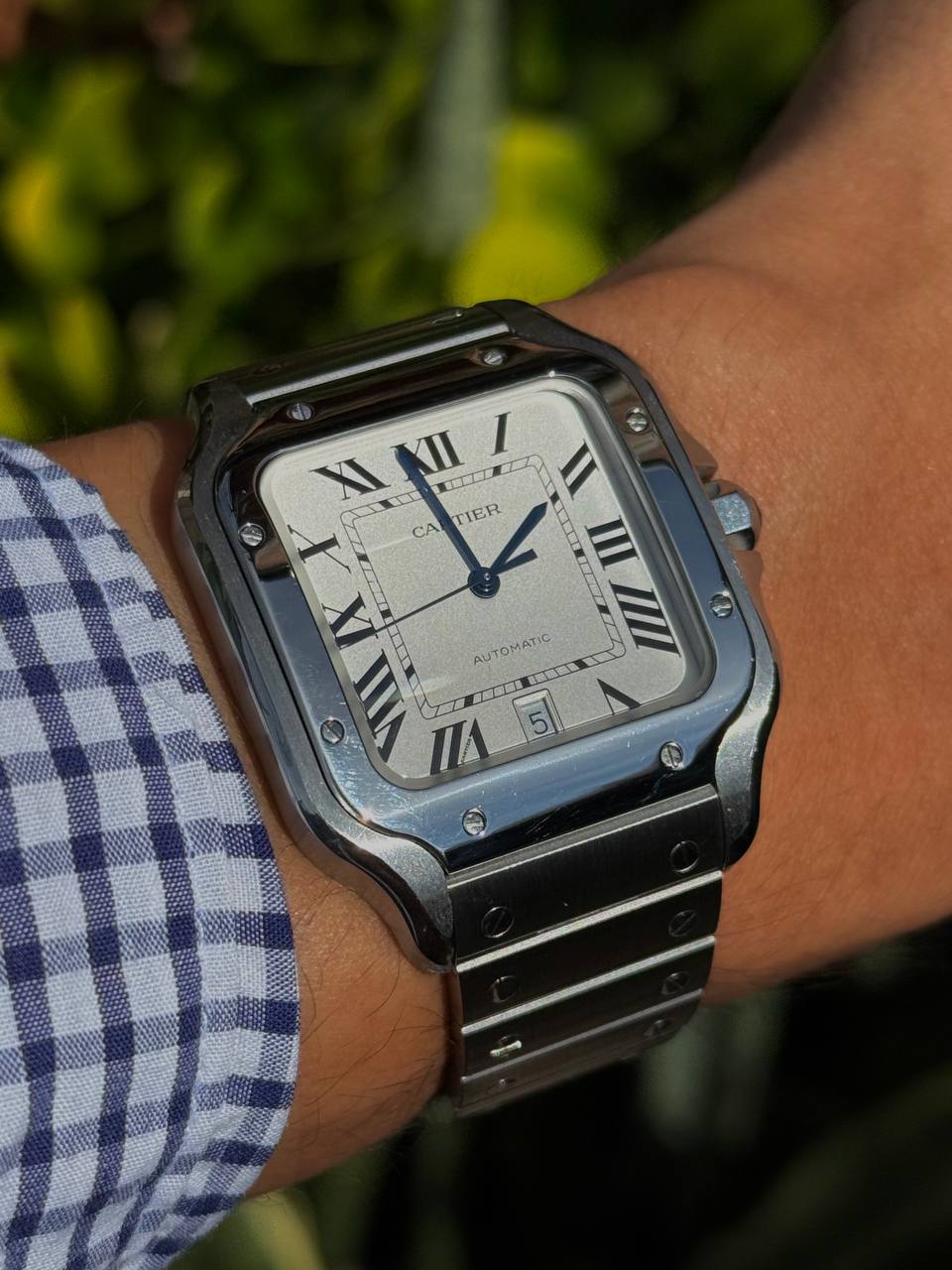 Cartier Santos en la muneca, esfera gris y brazalete de acero