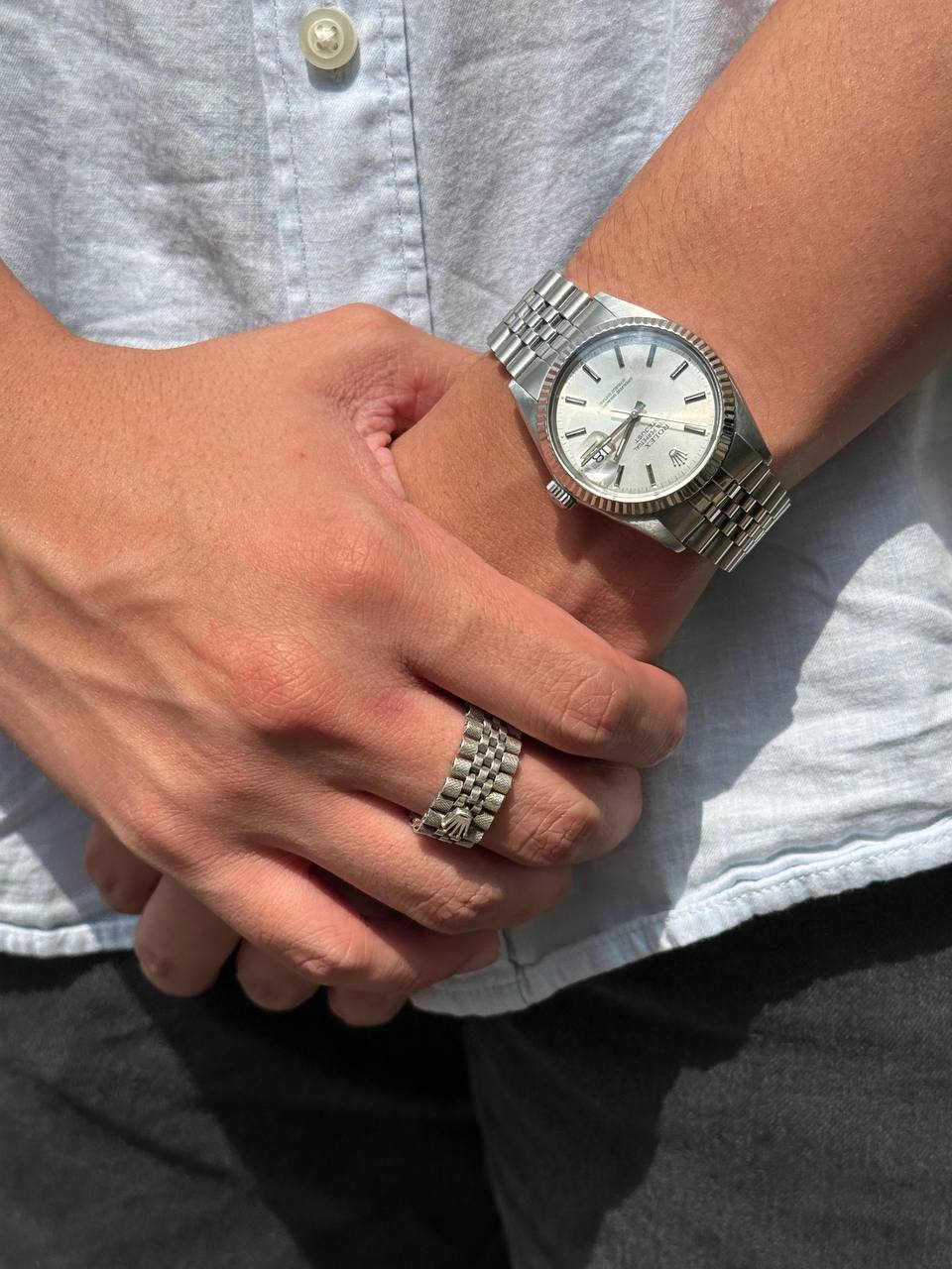 Rolex Datejust de esfera plateada en la muneca